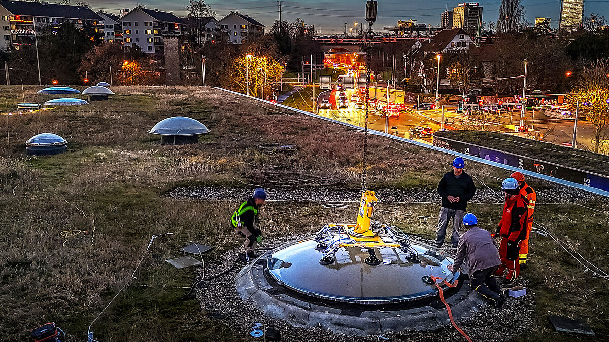 Millimetergenaues Positionieren der Glaskuppel auf dem Dach der St. Jakobshalle in Basel. 