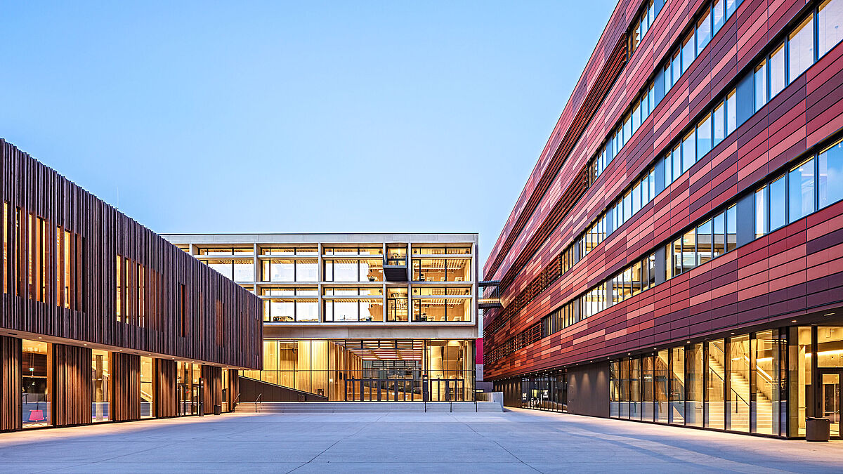 Der neue Campus der medizinischen Fakultät in Linz bildet mit seinen vier Baukörpern und einer klaren Architektursprache ein abwechslungsreiches Gebäudeensemble mit urbanen Qualitäten. 