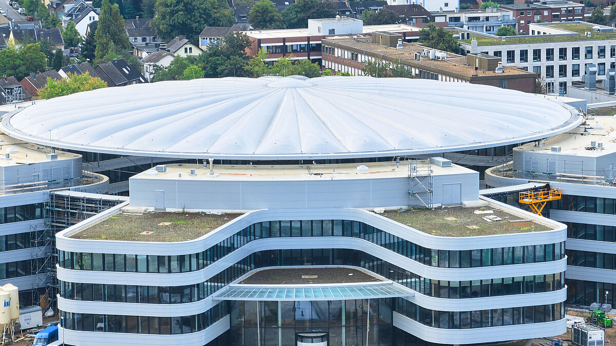 Das transparente Dach verbindet die fünf Teile des Campus und schwebt 26 Meter über der zentralen Plaza. formTL übernahm für die Dachkonstruktion die technische Bearbeitung. Bild: Marcel Kusch