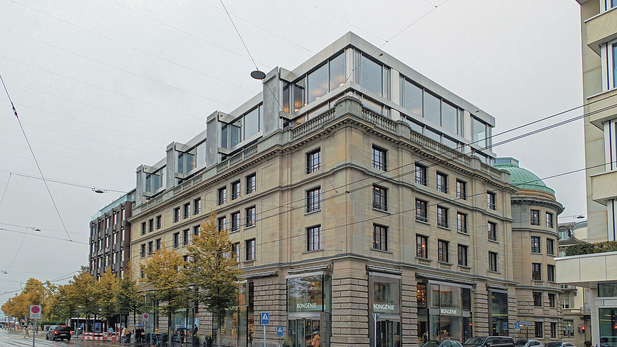 Die zweigeschossige Aufstockung: Gut zu sehen, der U-förmige Verlauf der Glas-Metall-Fassade. Bild Surber Metallbau AG  