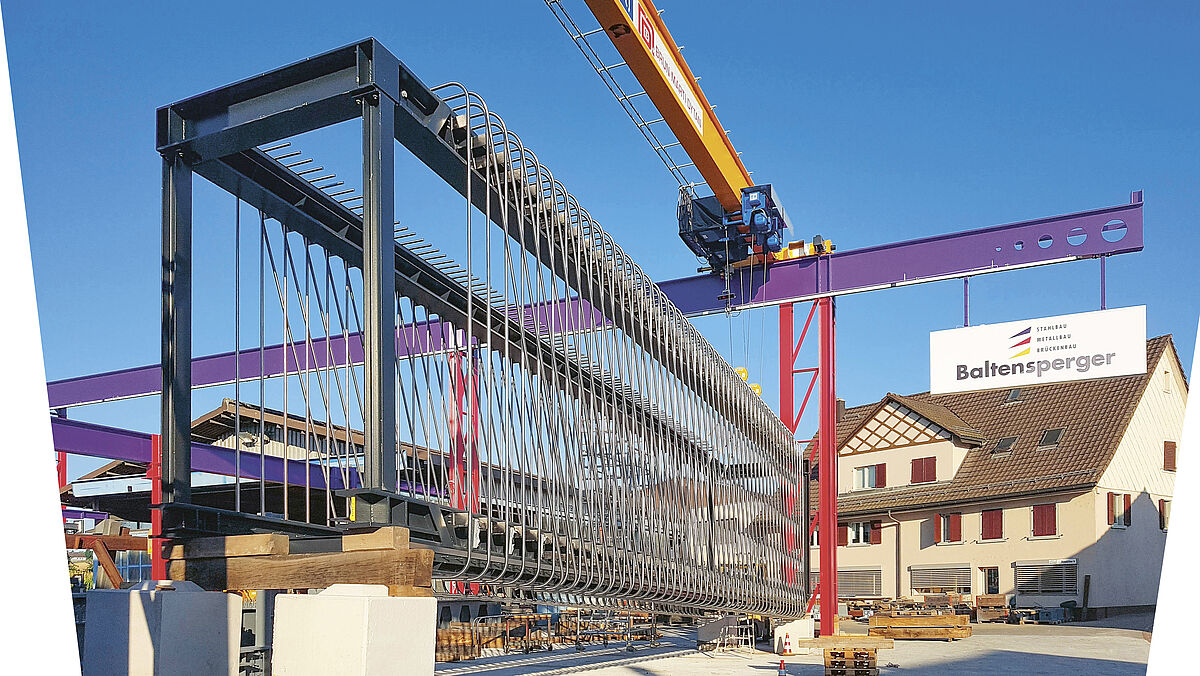 Die Stahlkonstruktion mit der bereits befestigten Edelstahl-Vergitterung hat das Werk der Baltensperger AG verlassen und ist bereit für den Transport. Bild Baltensperger AG