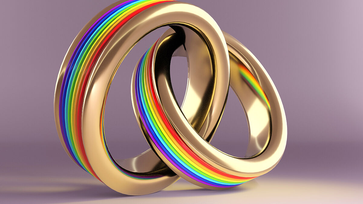 Depuis le 1 er  juillet 2022, les couples de même sexe peuvent se marier. Auparavant, ils pouvaient uniquement conclure un partenariat enregistré.