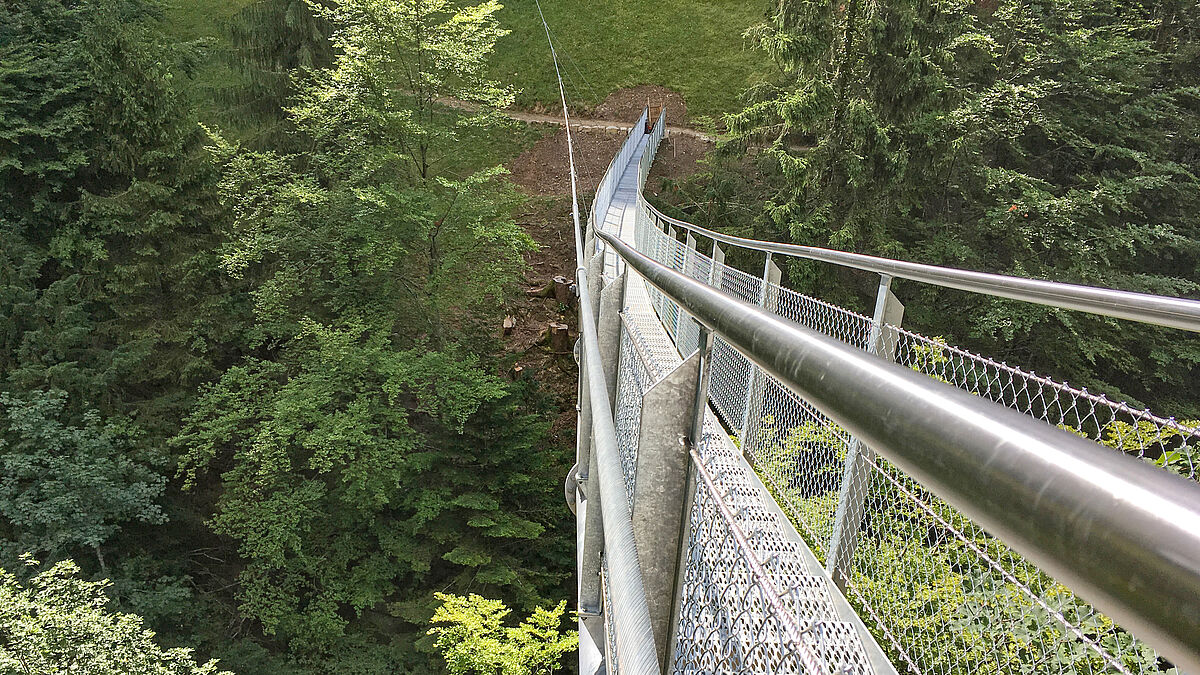 Das Besondere an der Sundbachbrücke ist der auf halber Brückenlänge angelegte Übergang von einer Brücke zu einer Treppe. 