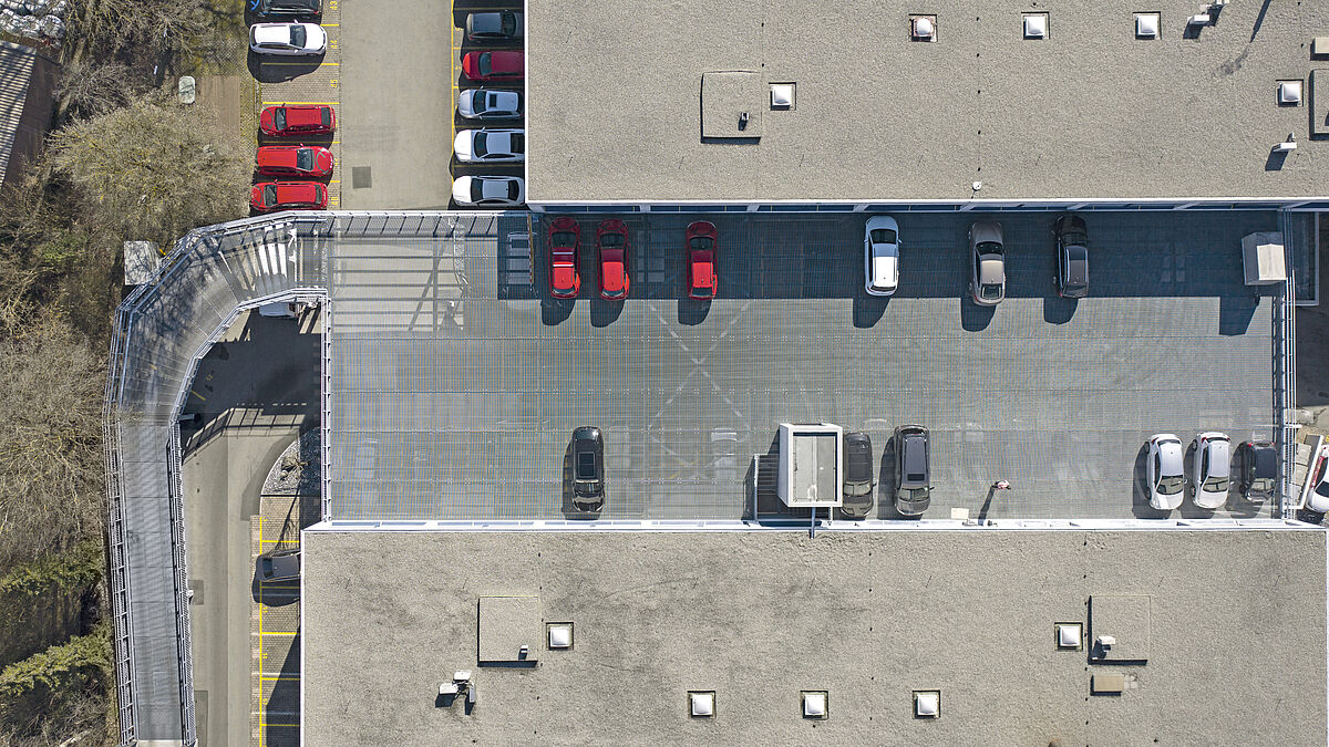 Die befahrbare Rampe erschliesst den ebenfalls neuen, höher gelegenen Parkplatz.