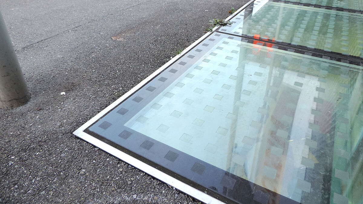 Seules des structures en verre feuilleté de sécurité (VFS) peuvent être prises en considération lorsqu’il s’agit de concevoir des surfaces vitrées praticables. La prévention des dérapages est un critère de sécurité essentiel sur les vitrage Seules des structures en verre feuilleté de sécurité (VFS) peuvent être prises en considération lorsqu’il s’agit de concevoir des surfaces vitrées praticables. La prévention des dérapages est un critère de sécurité essentiel sur les vitrages horizontaux praticables. Des mesures correspondantes doivent être prises.