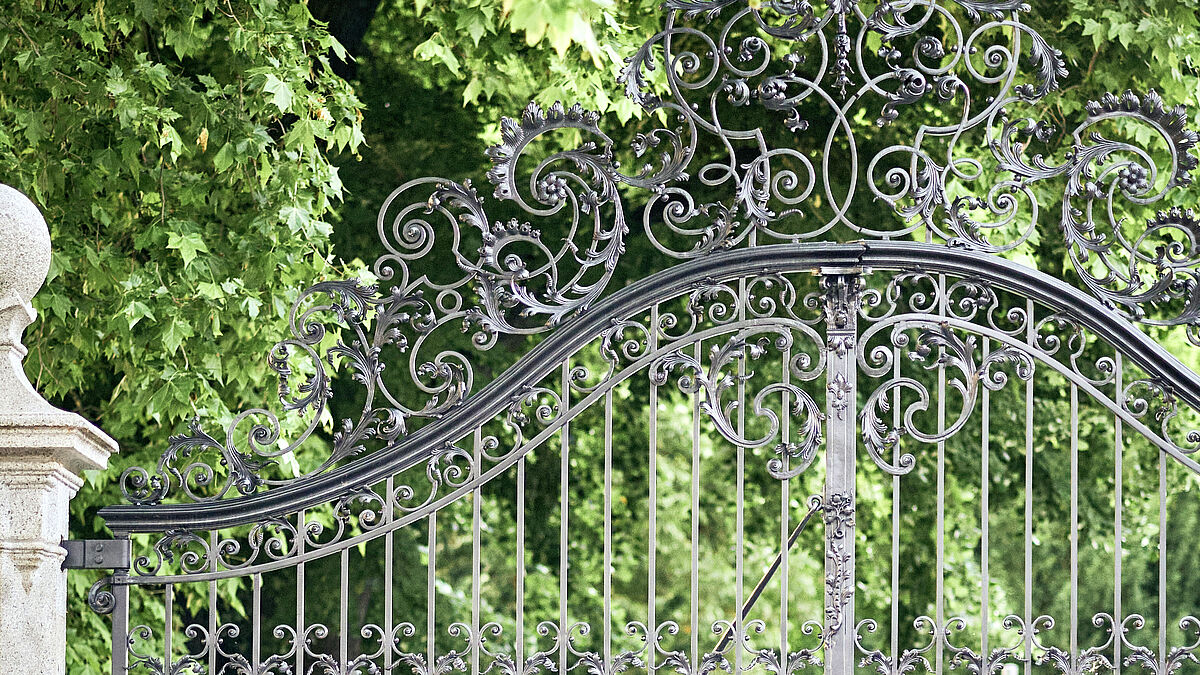 Die beiden Granitsäulen links und rechts sind von vertikalen Gewindestangen geführt, elementweise übereinandergestapelt.