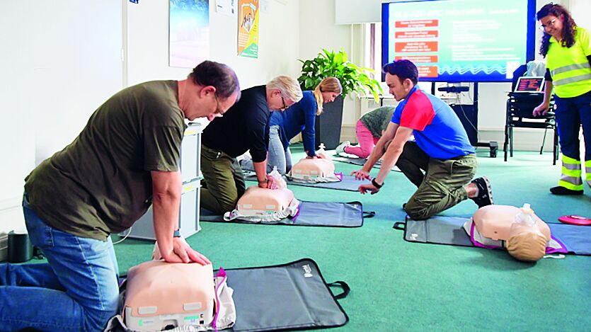 Exercice de massage cardiaque pour le personnel d’AM Suisse et du SZS.