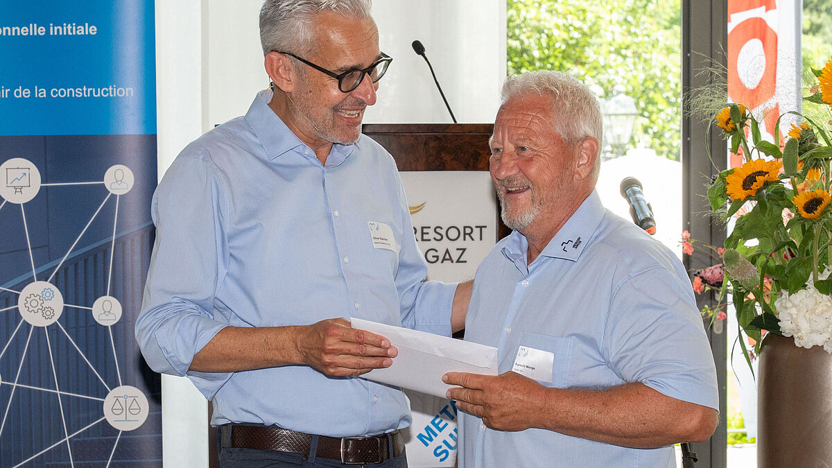 Ruprecht Menge, membre du comité directeur de Metaltec Suisse et président de la commission de formation continue, a été honoré lors de l’assemblée de l’association professionnelle de Metaltec Suisse le matin, puis pris d’adieu et nommé membre d’honneur à l’assemblée des délégués l’après-midi sous un grand applaudissement. 