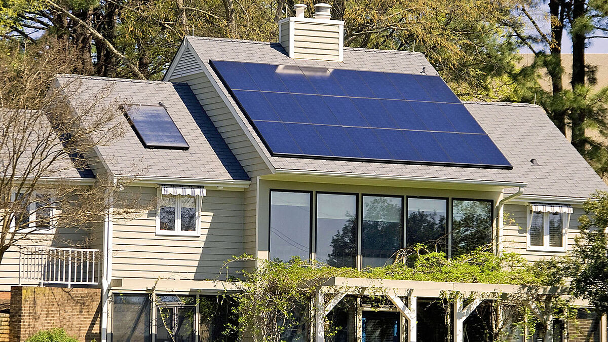 Le toit d’une maison moyenne peut produire deux à trois fois plus d’électricité qu’elle n’en consomme chaque année.