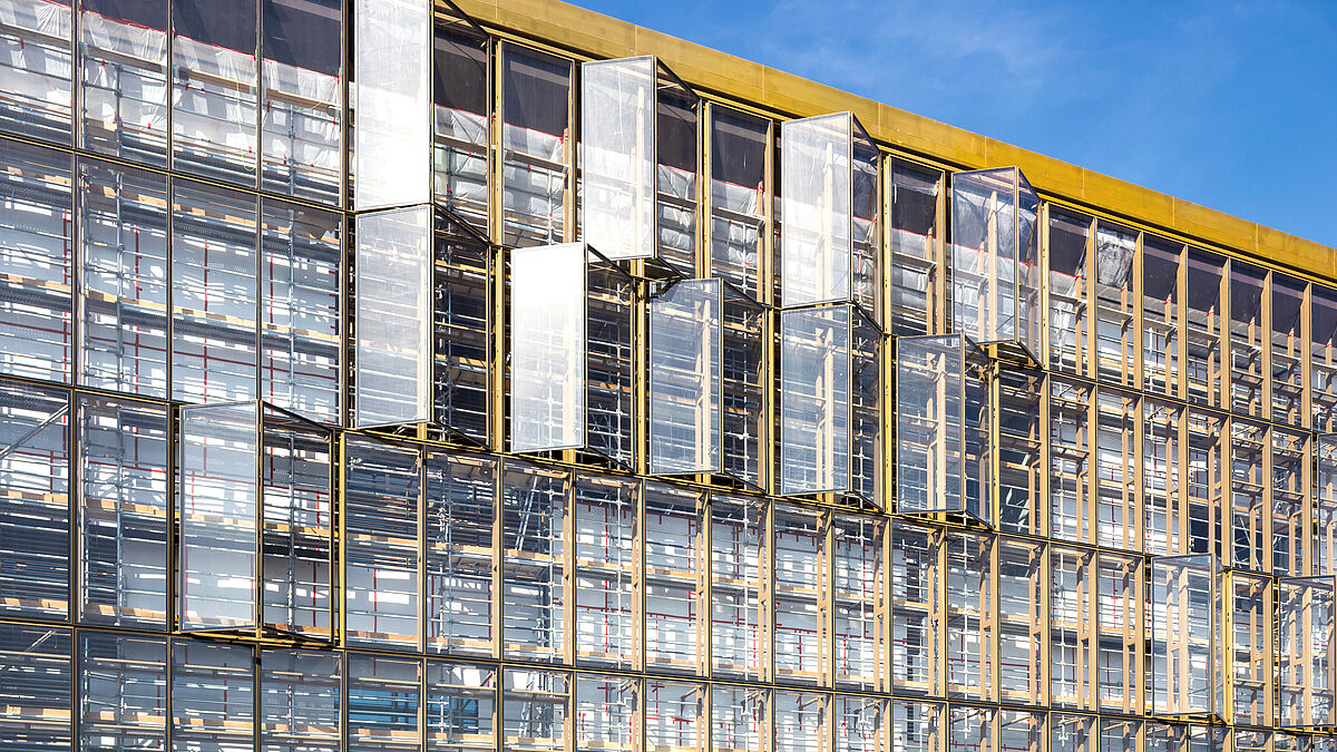Die hochtransparente Fassade, die die Bewegungen im Gebäude des Fahrdienstleisters sichtbar macht, ist in 4,4 m hohe und 3,0 m breite Regelelemente gegliedert.