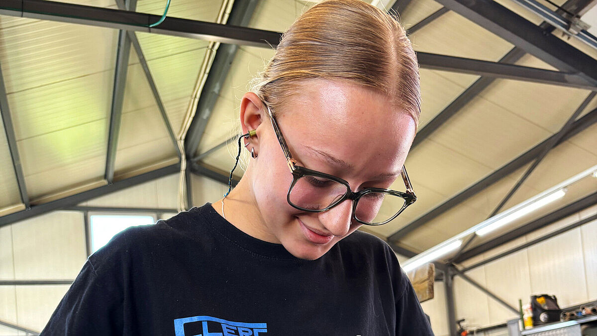 Éloïse Boschung, aujourd’hui en deuxième année d’apprentissage de constructrice métallique chez Clerc Métal Sàrl à Chénens (FR).