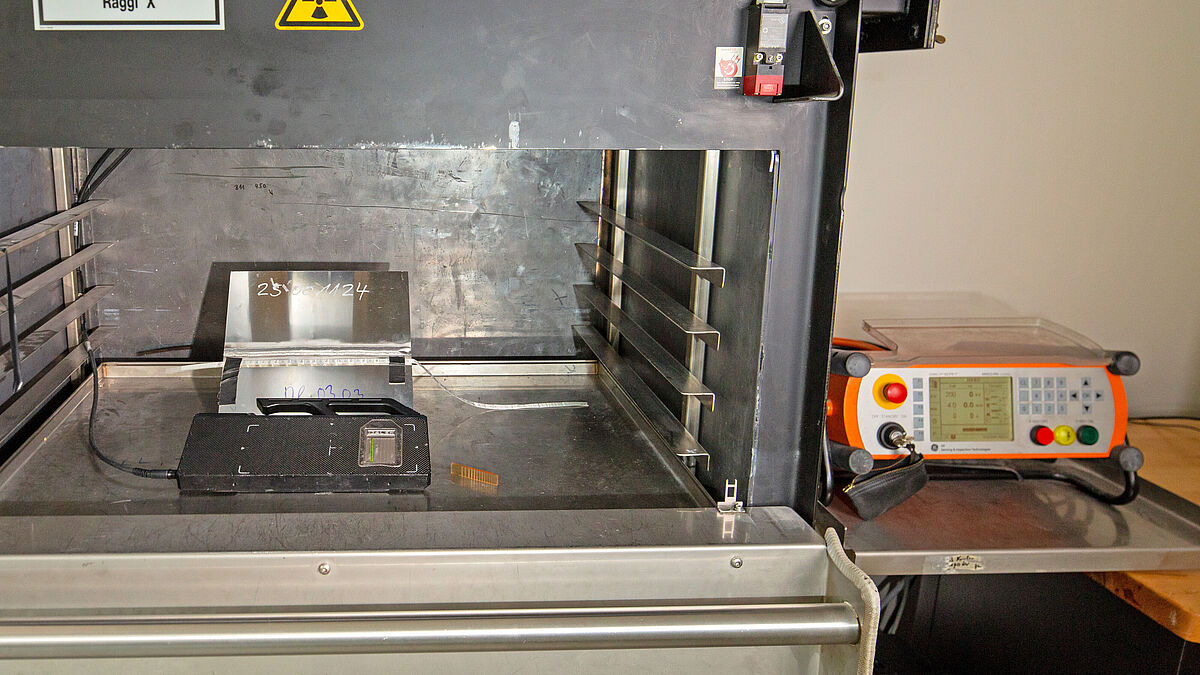 Contrôle radiographique de soudures bout à bout pour la détection d’irrégularités internes.