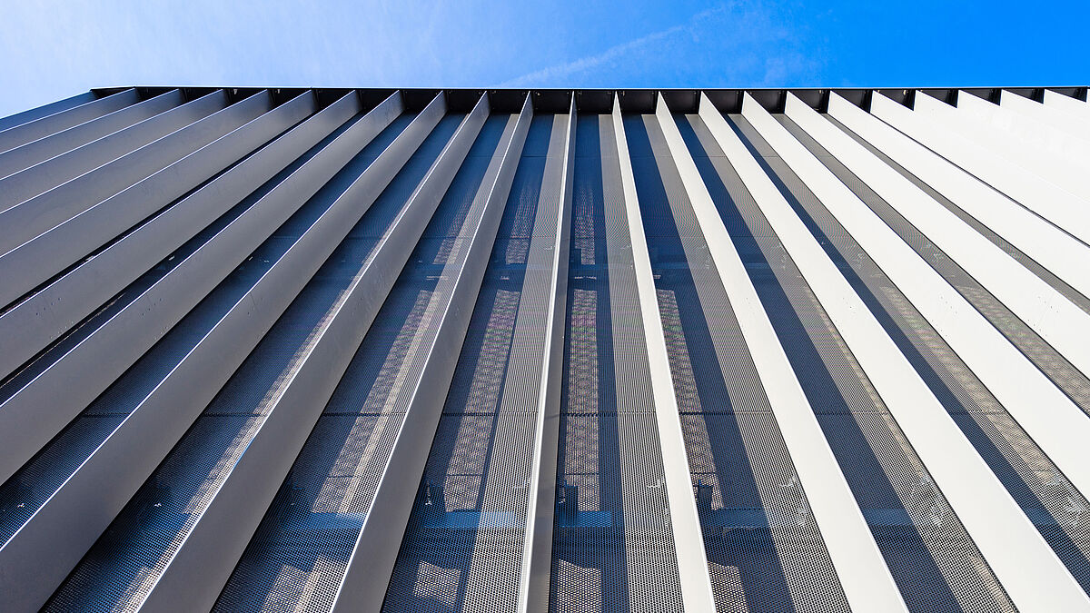 3D-Fassade aus Aluminium-Lochblechen. Die optische Wirkung ist beeindruckend.