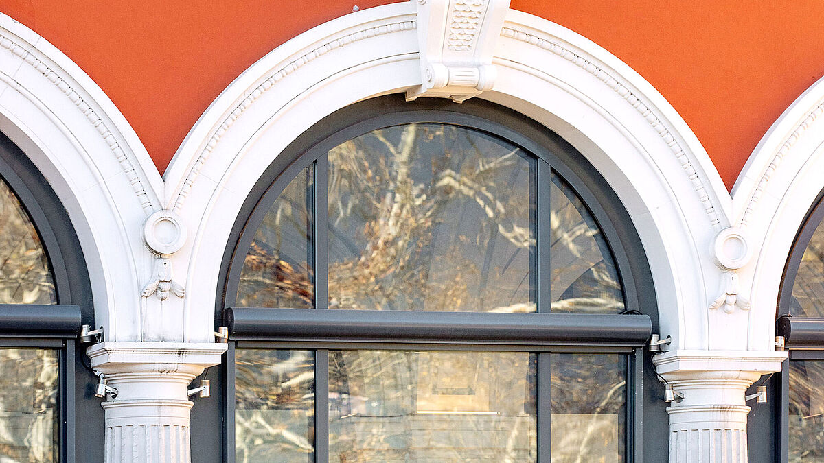 Sorgfältig geplante Fenstererneuerung im denkmalgeschützten Gebäude – im Einklang mit historischen Vorgaben und moderner Technik.