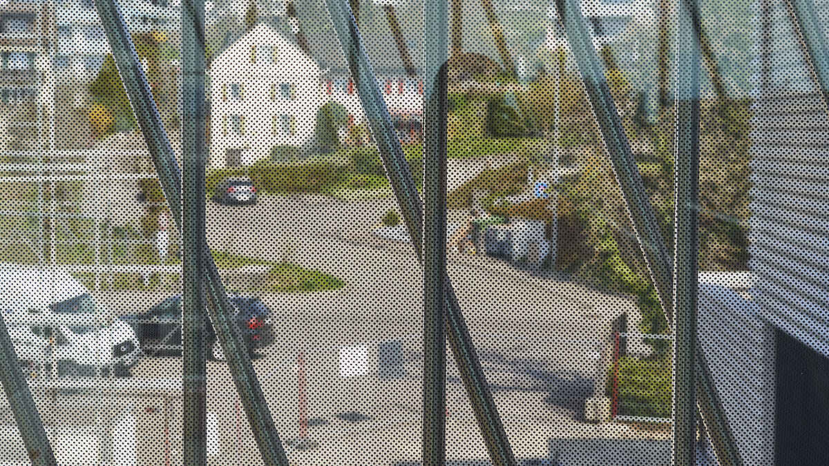 Vue de l’intérieur vers l’extérieur : on voit bien la sérigraphie apposée sur le vitrage pour protéger du soleil. Photo Joachim Kern