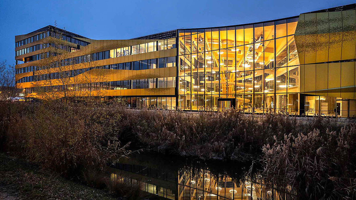 Das vollständig verglaste Atrium ist das architektonische Bindeglied zwischen den zwei Gebäudeteilen. 