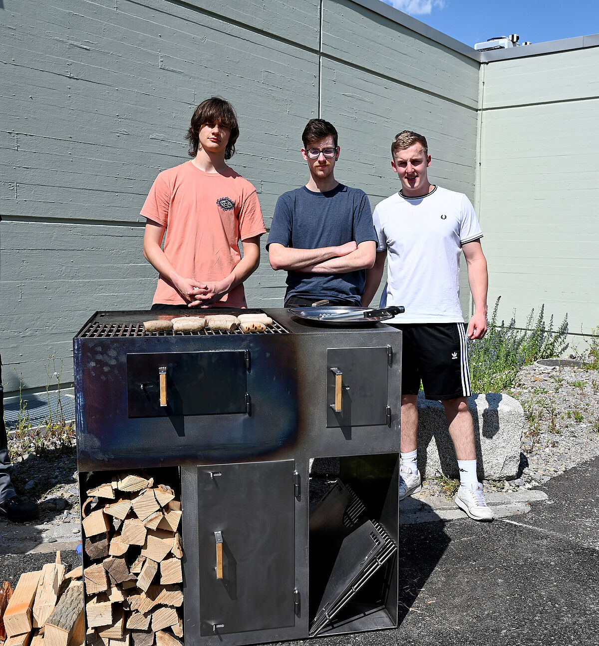 Der Grill der Gruppe 3 mit den «besten Würstchen». Die Bauart erinnert auch an Kocheinheiten der 1950er-Jahre. 