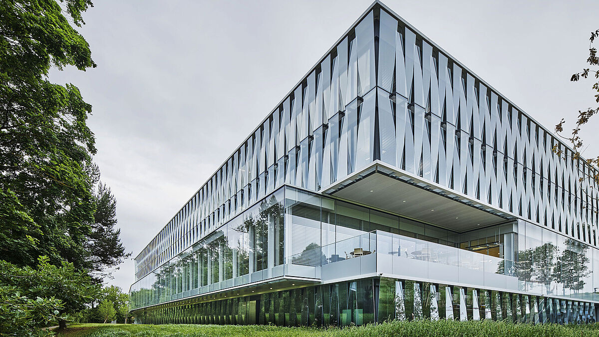 La façade marquante en verre aux nombreuses facettes reflète les multiples affectations du bâtiment.