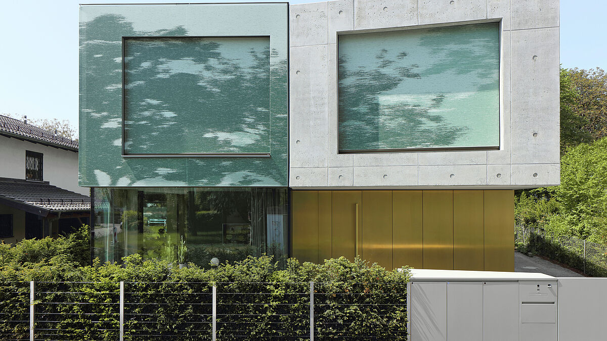 Les stores toile extérieurs de fenêtre intégrés avec guidage easyZIP confèrent une apparence harmonieuse à la façade.