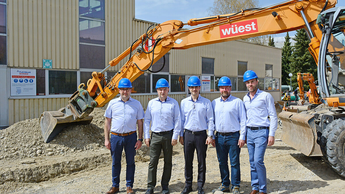 .Von links: Rolf Kiener (Leiter Einkauf und Projekte), Beppino Candolo (Vors. der Geschäftsleitung Schweiz), Michael Kettler (CEO Flachglas Gruppe), Marco Stöhr (Betriebsleiter Flachglas Wikon AG), Roger Brunner (Geschäftsleiter Flachglas Wikon AG).