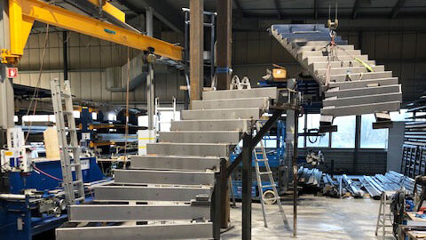 Montage préalable de l’escalier en usine. Les supports en acier au milieu de l’escalier sont bien visibles.