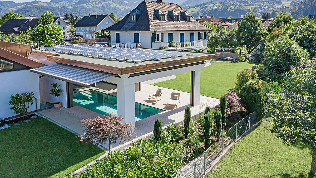 Die Fronten machen aus einem klimatisierten Gebäude mit durchgängig transparenten Wänden per Knopfdruck eine überdachte Poolterrasse.