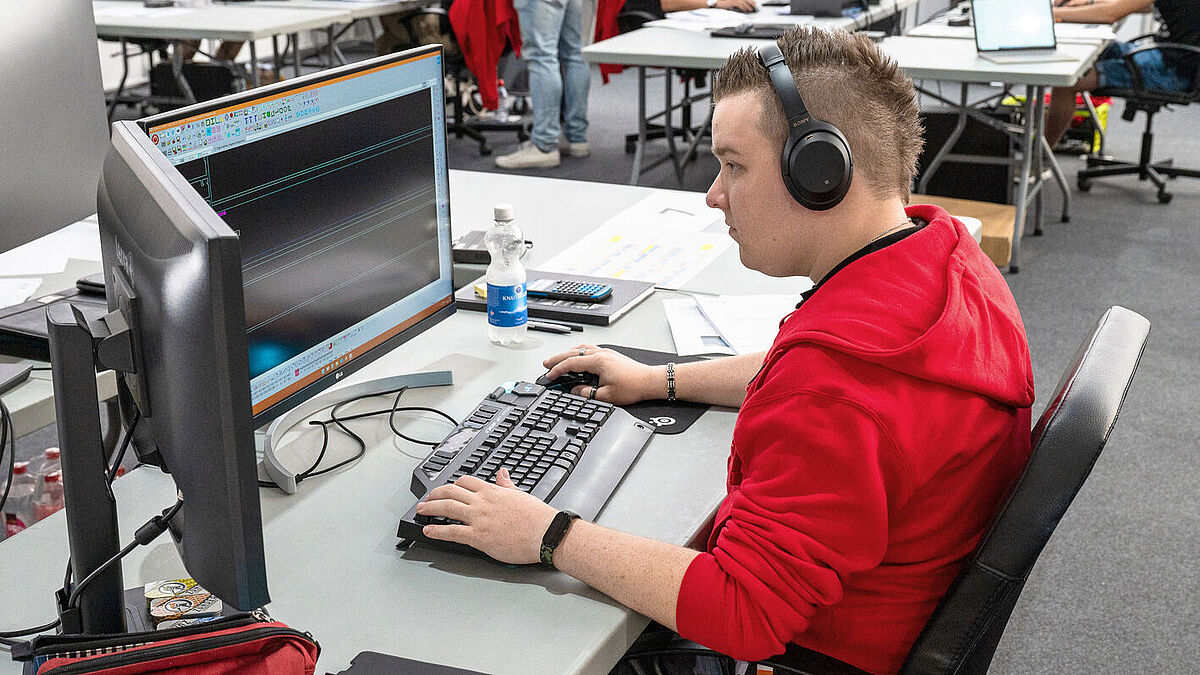 Dominic Feuz, dessinateur-constructeur sur métal, en pleine concentration aux SwissSkills 2022.