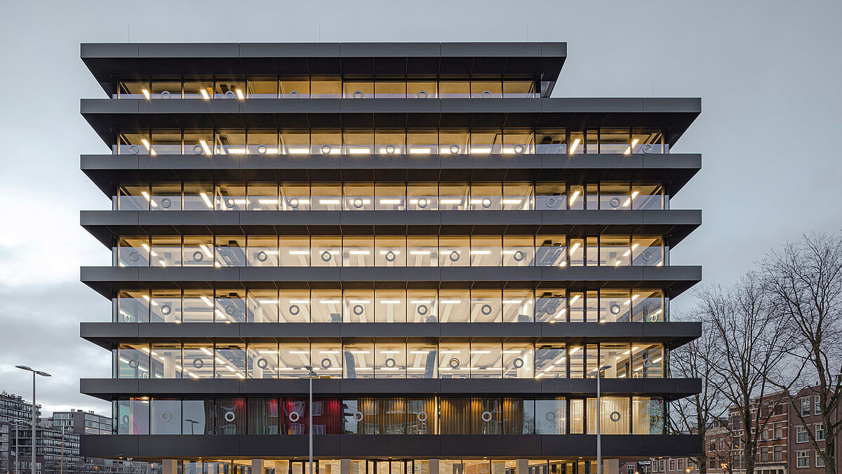 Mit seiner neuen, horizontal betonten Glasfassade strahlt das Amsterdamer Bürohaus «De Walvis» Modernität und Leichtigkeit aus. Das renovierte Bürogebäude erfüllt alle Anforderungen an ein nachhaltiges Gebäude.