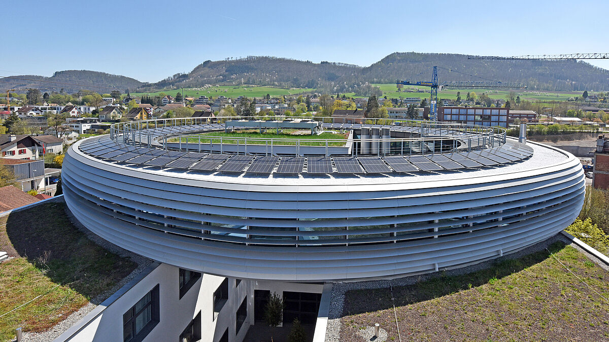 La structure repose sur deux bâtiments dont les substances se distinguent nettement l’une de l’autre. Photo : Bäumlin+John AG Miró Messerli