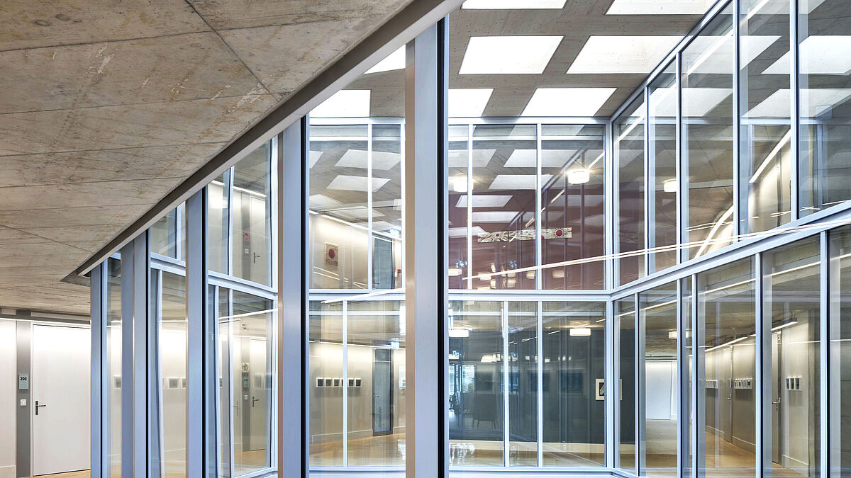 Les couloirs aménagés en circuits fermés permettent aux résidents de s’orienter de manière intuitive, tandis que le grand vitrage donnant sur la cour intérieure, avec Forster Thermfix Vario EI60, assure un apport maximal de lumière naturelle aux étages.