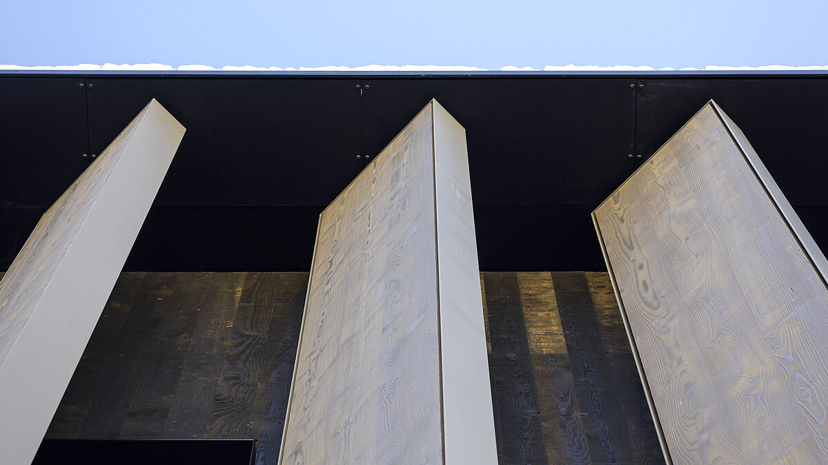 Vue de dessous : les lamelles sont garnies de bois à l’intérieur et à l’extérieur sur les faces est et sud.