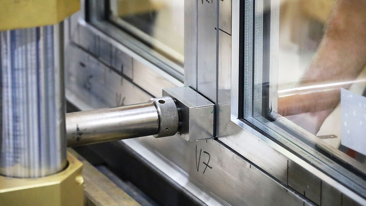 Avant le test d’attaque : différents points de charge statiques de 10 kN chacun sont placés à des endroits définis. 