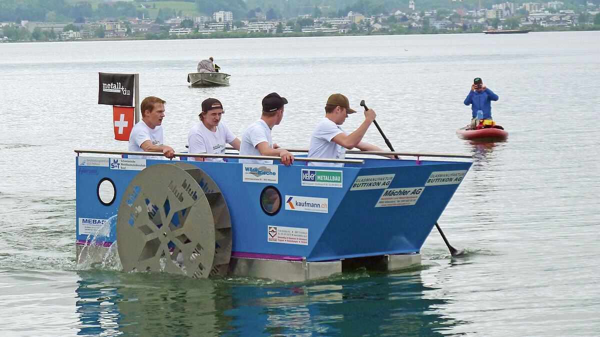 Gruppe 2 «blub blub». Hohe Flanken mit integrierten Bullaugen schützen vor Spritzwasser. 