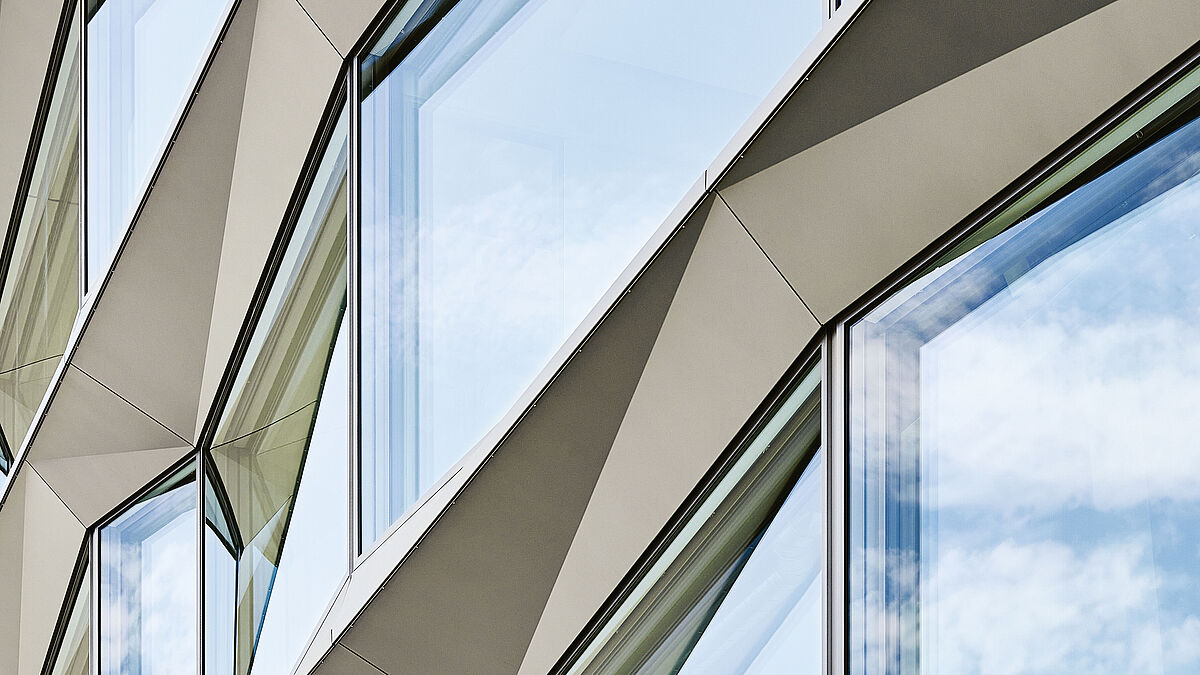 Die komplexe Geometrie der Gebäudehülle des neuen Bürogebäudes mit 154 Aepli-Air-Control -Elementen bringt die Leistungskompetenz von Aepli hervorragend zum Ausdruck. Die integrierte Beschattung wird mit der Sonneneinstrahlung automatisch gesteuert.