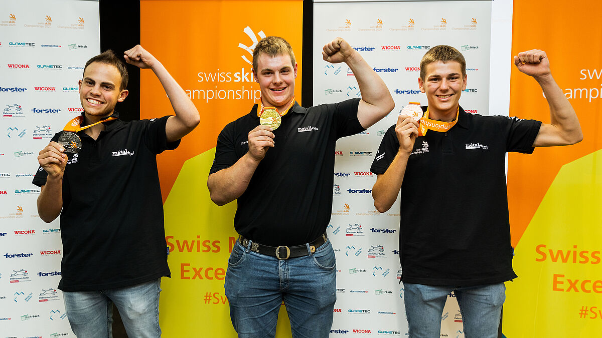 Die Sieger der SwissSkills Championships 2020: Schweizermeister Lars Rotach (Mitte), Vize-Schweizermeister Mattia Porta (li.) und Bronzemedaillengewinner Roman Giuriani.