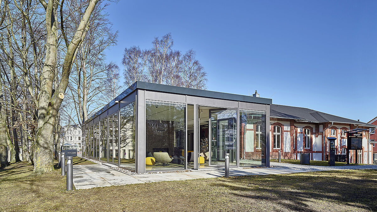 Das sogenannte Lange Haus (rechts) zählt zu den ortsbildprägenden Baudenkmalen des traditionsreichen Seebads auf der Insel Usedom.