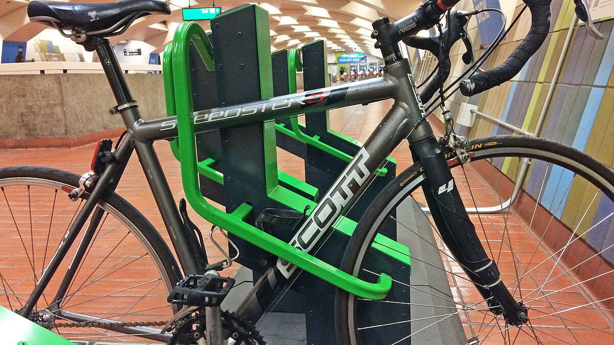 Mit dem Fahrradständer Bikeep von Velopa wird das Fahrrad rund um die Uhr verschlossen, überwacht und einwandfrei geschützt.