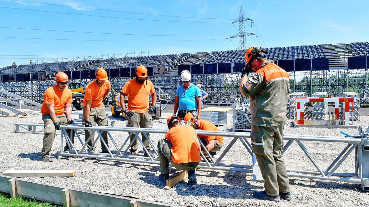 In Spitzenzeiten sind bis zu 300 Helferinnen und Helfer direkt am Bau beteiligt.