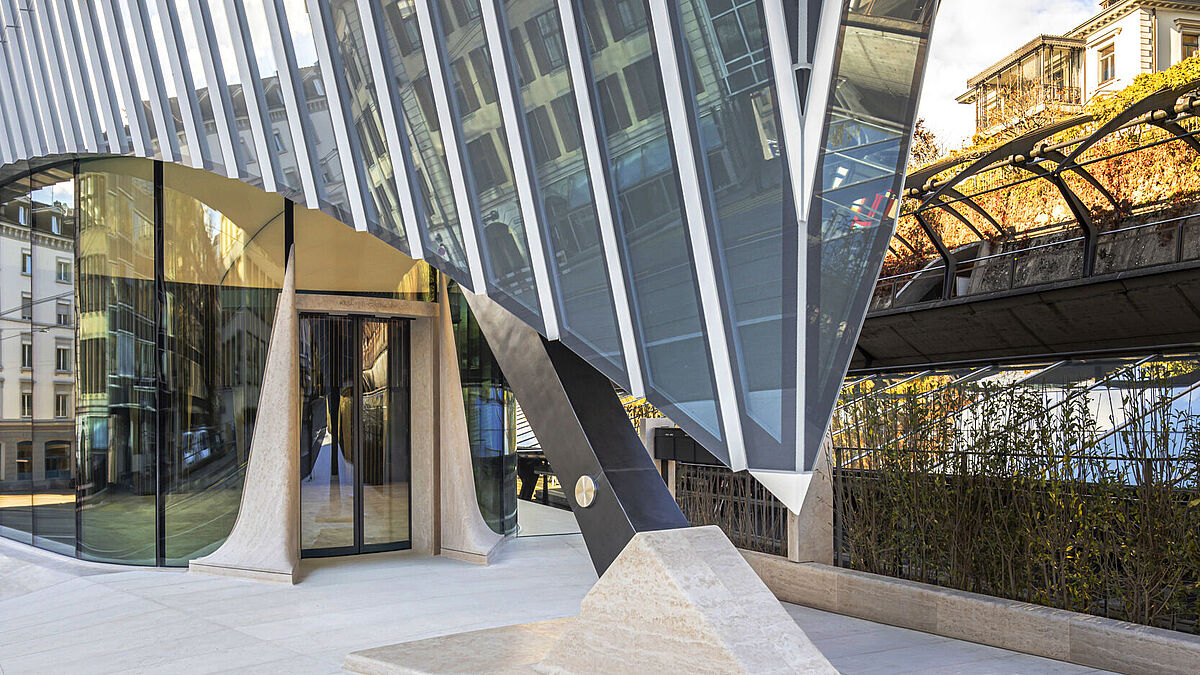 Die westliche Stirnseite endet in einem spitz zulaufenden Punkt, der direkt auf dem Boden abschliesst.