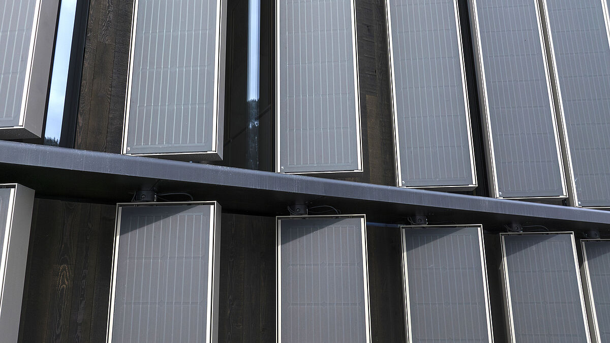 Les lamelles sont équipées de panneaux photovoltaïques au sud et à l’ouest. Les panneaux solaires sont encastrés à fleur dans les lamelles de 400 mm de large. 