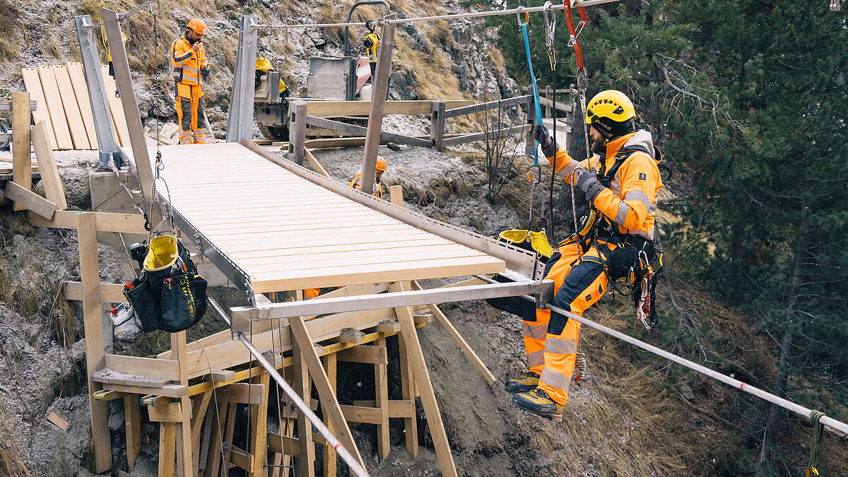 Les câbles porteurs passent par trois travées transversales et sont ancrés des deux côtés dans les culées du pont via les haubans en acier.