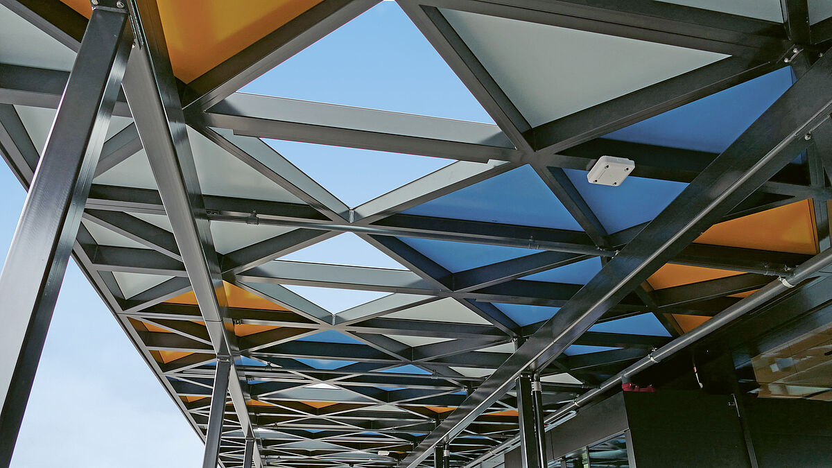 Toiture du restaurant, vue du dessous : 182 panneaux triangulaires répartis sur 170 m². 23 panneaux sont en VFS avec film Wassermatt et 159 sont en panneaux composite d’aluminium.