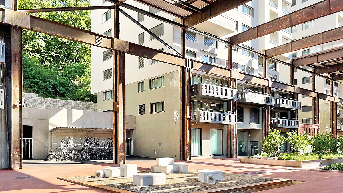 Die markanten hohen Original-Sprossenfenster wurden aufgedoppelt, sodass mit der neuen inneren Fensterfront eine Art Kastenfenster entsteht.