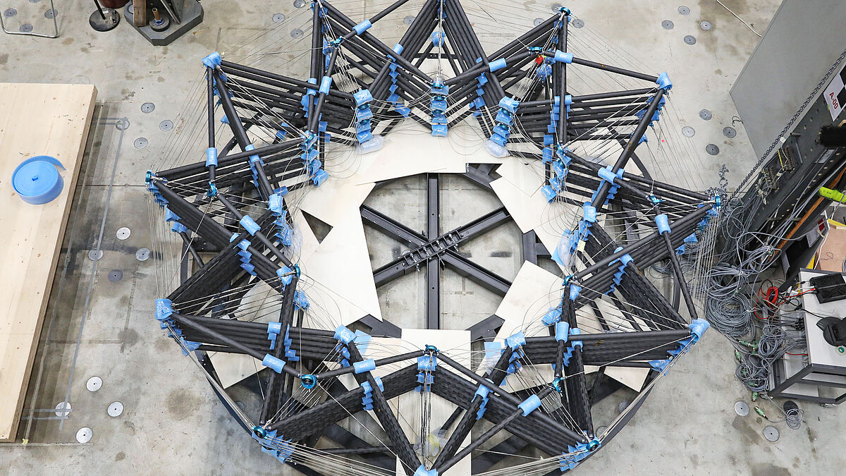 Die vollständig kompaktierte Struktur. Jedes Verbindungselement richtet sich senkrecht aus und die Stäbe sind übereinander in einer sternförmigen Konfiguration mit zwölf Spitzen angeordnet.