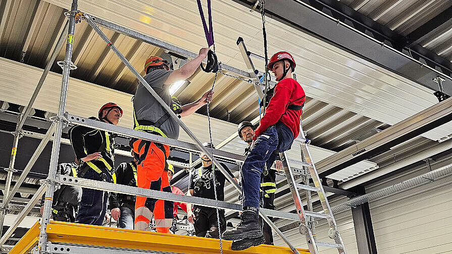 Die erste Kurswoche war ganz der Montage gewidmet – von der persönlichen Schutzausrüstung über den Umgang mit Hubarbeitsbühnen bis hin zur Baustellenlogistik.