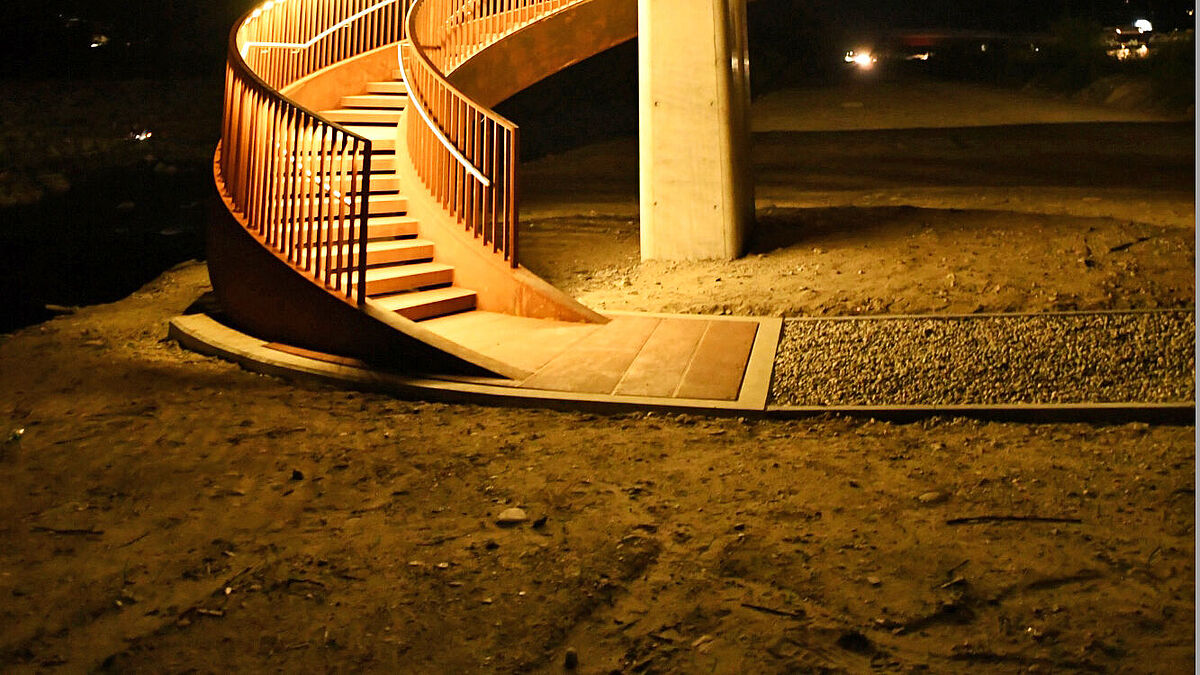 Die wuchtige Wendeltreppe, getragen von kastenförmigen Wangen, stellte bei der Fabrikation und auch bei der Montage hohe Ansprüche.