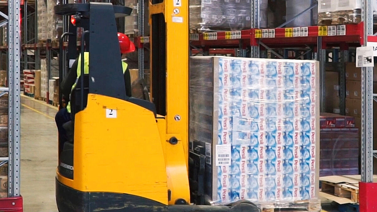 Solutions compactes pour l’intérieur, les plateformes élévatrices à colonne sont adaptées au transport vertical de marchandises et, avec une nacelle certifiée, à des travaux d’entretien et à la gestion de stocks.