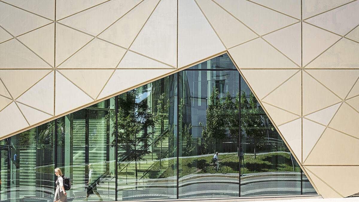 Avec le vitrage Viss SG, Jansen propose une façade entièrement vitrée, à l’architecture impressionnante, de type Structural Glazing avec des surfaces vitrées allant jusqu’à 2,5 x 5,0 m en double ou triple vitrage jusqu’à 70 mm.