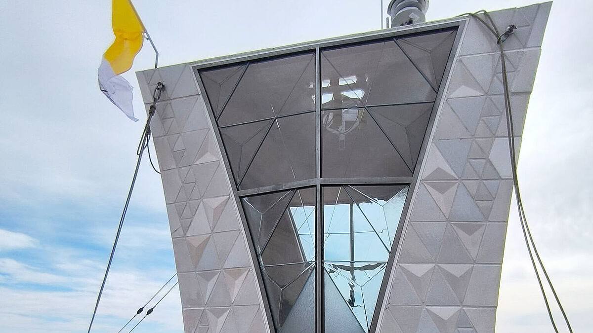 La pointe de la croix au-dessus de Barcelone.