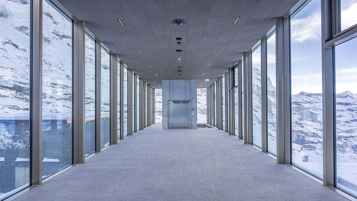 Innenansicht der verglasten Brücke: Eine Pfosten-Riegel-Konstruktion (innen Stahl, aussen Aluminium.